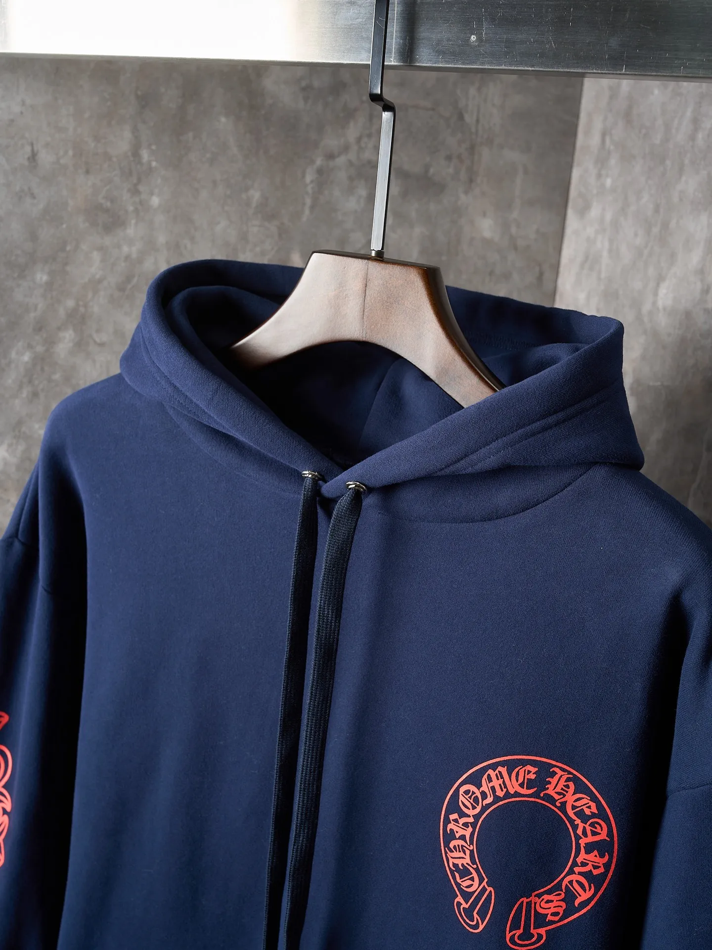 P420 Physical auction】Chrome Hearts/Chrome Heart red horseshoe print hooded sweatshirt [Ready stock] S M L A rebellious ceremony about wearing and performing. Adopt glue printing. The printing has been modified three times by the film screen. Use glue liquid paint to print the pattern on the fabric. Bake the fabric to fix the printed pattern. The fabrics have been washed and have a better hand feel. Not easy to deform, not easy to shrink, not easy to fade. Maintain long-term beauty and loose fit.